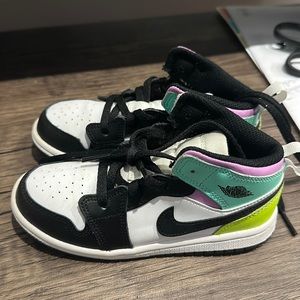 Toddler Girl Jordan 1 Mids - Perfect for Back to School